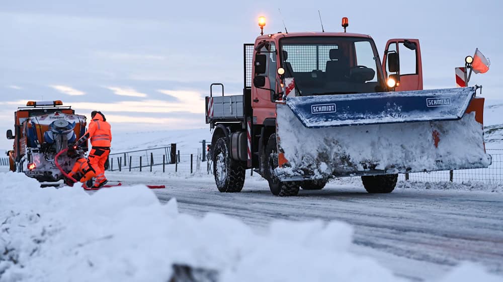 Die Räumdienste haben Probleme, Schneeverwehungen von den Straßen in Ostfriesland zu räumen.  / Foto: Lars Penning/dpa