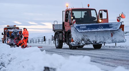 Die Räumdienste haben Probleme, Schneeverwehungen von den Straßen in Ostfriesland zu räumen.  / Foto: Lars Penning/dpa