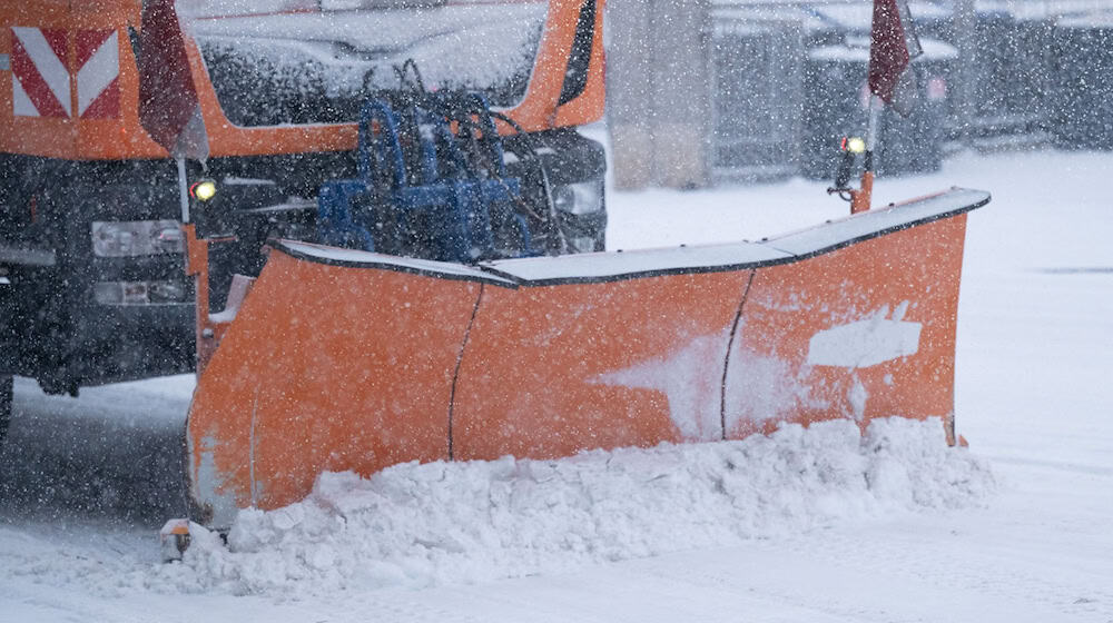 Das Räumfahrzeug kann seine Arbeit in den kommenden Tagen fortsetzen. (Symbolbild) / Foto: Sebastian Kahnert/dpa
