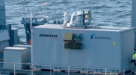 Der Laserdemonstrator von Rheinmetall und MBDA auf einem deutschen Marineschiff. Inzwischen ist er an Land gebracht worden.  / Foto: -/Rheinmetall/dpa