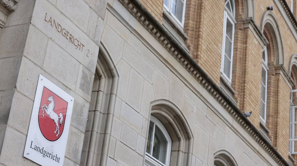 Wegen des Vorwurfs, Kolleginnen sexuell belästigt zu haben, steht ein Richter vor Gericht. (Symbolbild) / Foto: David Ebener/dpa