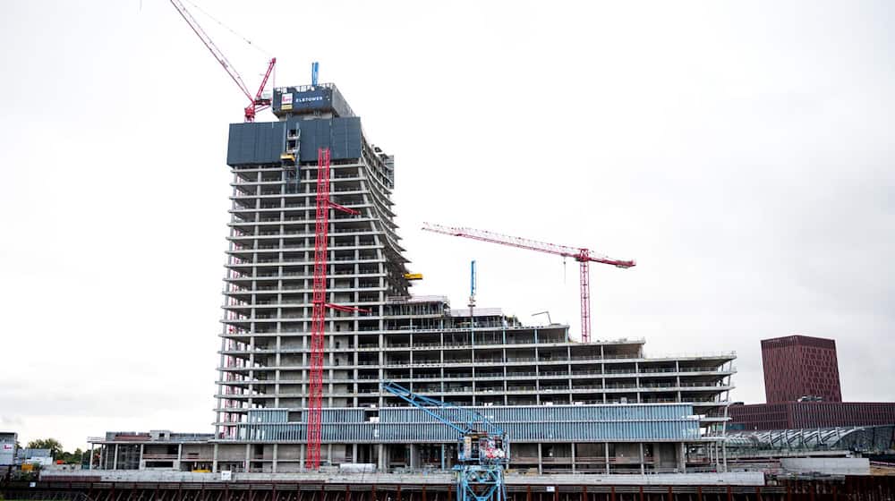 Der Gründer der Drogeriemarktkette Rossmann, Dirk Roßmann, beteiligt sich am geplanten Weiterbau des Hamburger Elbtowers. (Archivbild) / Foto: Daniel Bockwoldt/dpa