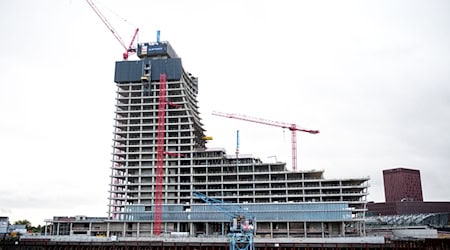 Der Gründer der Drogeriemarktkette Rossmann, Dirk Roßmann, beteiligt sich am geplanten Weiterbau des Hamburger Elbtowers. (Archivbild) / Foto: Daniel Bockwoldt/dpa