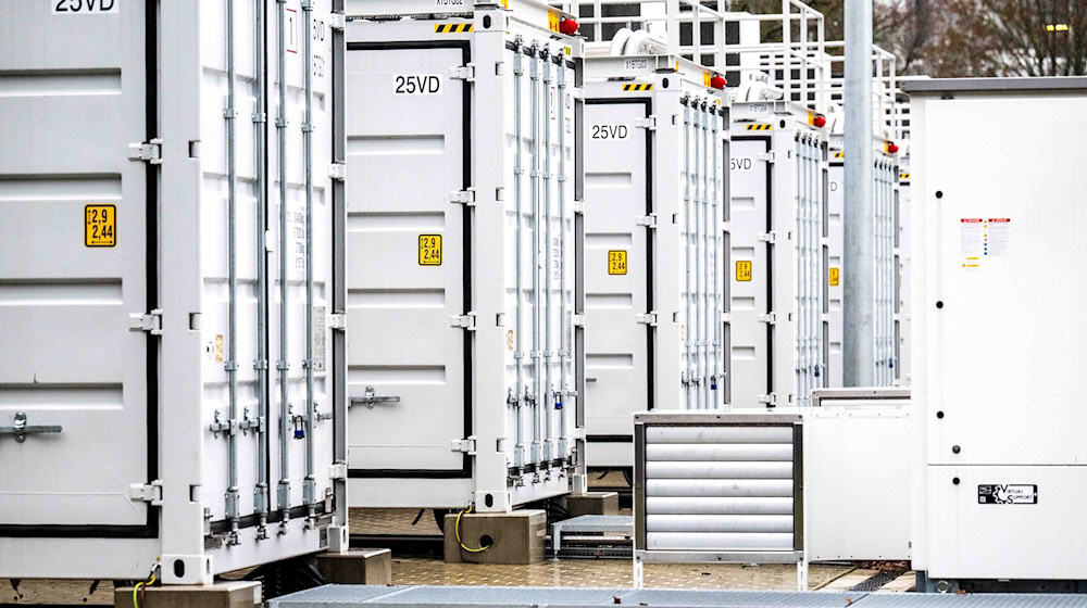 In Lingen betreibt der Energiekonzern RWE bereits einen Batteriespeicher mit 45 Megawatt Leistung. Ein neuer soll 400 Megawatt haben - und der größte in Niedersachsen werden. / Foto: Sina Schuldt/dpa