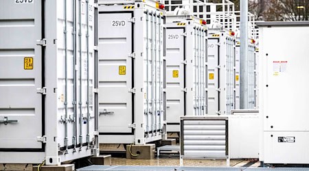 In Lingen betreibt der Energiekonzern RWE bereits einen Batteriespeicher mit 45 Megawatt Leistung. Ein neuer soll 400 Megawatt haben - und der größte in Niedersachsen werden. / Foto: Sina Schuldt/dpa