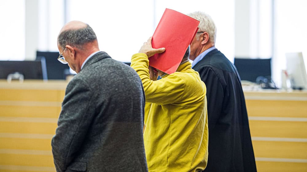 Der Angeklagte (M) soll lebenslang ins Gefängnis und hat durch das Urteil nur eine geringe Chance auf eine vorzeitige Entlassung. (Archivbild)  / Foto: Moritz Frankenberg/dpa