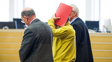 Der Angeklagte (M) soll lebenslang ins Gefängnis und hat durch das Urteil nur eine geringe Chance auf eine vorzeitige Entlassung. (Archivbild)  / Foto: Moritz Frankenberg/dpa