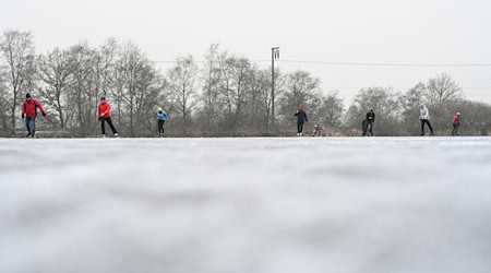 Wintersportler auf der Fläche von Concordia Neermoor. / Foto: Lars Penning/dpa