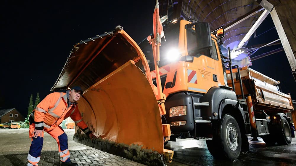 Die Winterdienste in Niedersachsen und Bremen sind gut vorbereitet - auch bei weiteren Wintereinbrüchen. (Archivbild) / Foto: Philipp Schulze/dpa