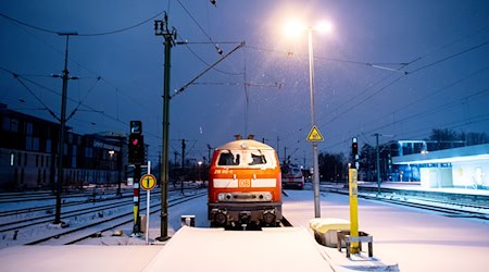 Witterungsbedingt ist der Zugverkehr in weiten Teilen Niedersachsens weiter beeinträchtigt. (Archivbild) / Foto: Hauke-Christian Dittrich/dpa