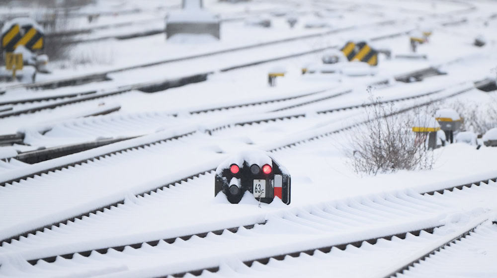 Wegen verschneiter Gleise kommt es zu Verspätungen und Ausfällen im Nahverkehr. (Archivbild) / Foto: Julian Stratenschulte/dpa