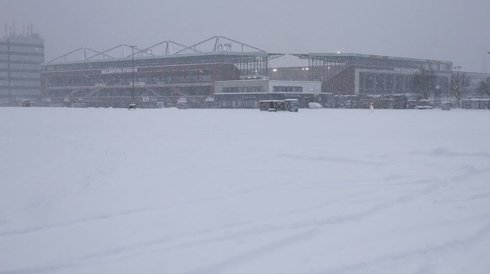 Winter pur in Hamburg: Kein Spiel möglich im Millerntor-Stadion.  / Foto: Christian Charisius/dpa