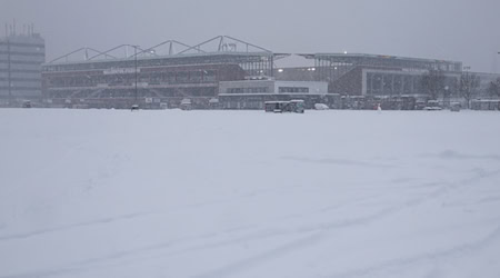 Winter pur in Hamburg: Kein Spiel möglich im Millerntor-Stadion.  / Foto: Christian Charisius/dpa