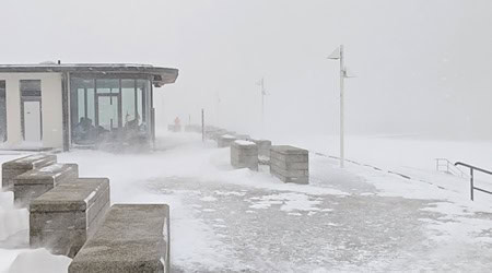 Auf Norderney ist das Schneetreiben zeitweise so dicht, dass die Schneeflocken die Sicht einschränken.  / Foto: Volker Bartels/-/dpa