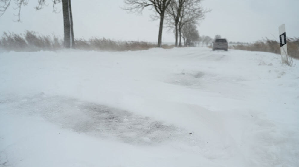 Schneeverwehungen können die Sicht einschränken oder auch Straßen und Wege blockieren. / Foto: Lars Penning/dpa