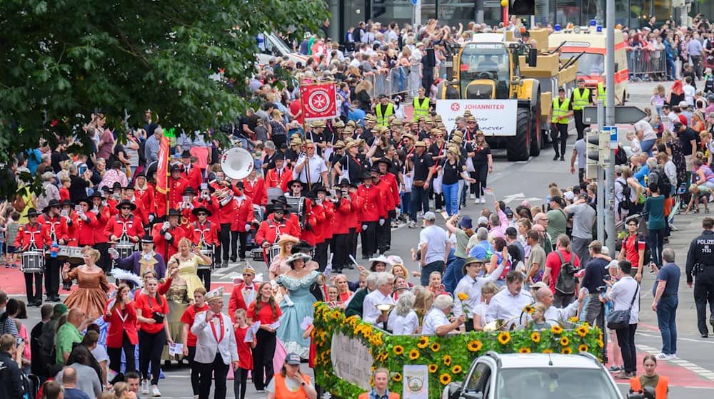 Beim Schützenausmarsch in Hannover sollen zwei Männer eine Polizistin geküsst haben - wegen sexueller Belästigung müssen sie vor Gericht. (Archivbild) / Foto: Julian Stratenschulte/dpa