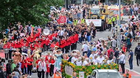 Beim Schützenausmarsch in Hannover sollen zwei Männer eine Polizistin geküsst haben - wegen sexueller Belästigung müssen sie vor Gericht. (Archivbild) / Foto: Julian Stratenschulte/dpa