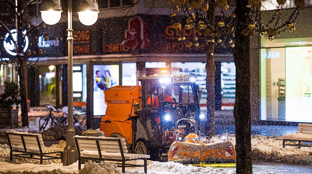 Viele Straßen im Nordwesten sind mittlerweile von Schnee und Eis befreit worden. (Archivfoto) / Foto: Moritz Frankenberg/dpa