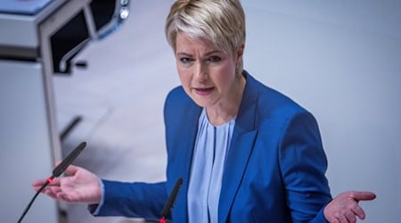 Für ein Treffen der norddeutschen Ministerpräsidenten mit Bundeswirtschaftsministerin Katherina Reiche (CDU) hat MV-Regierungschefin Manuela Schwesig (SPD) mehrere Anliegen im Gepäck. (Archivbild) / Foto: Jens Büttner/dpa