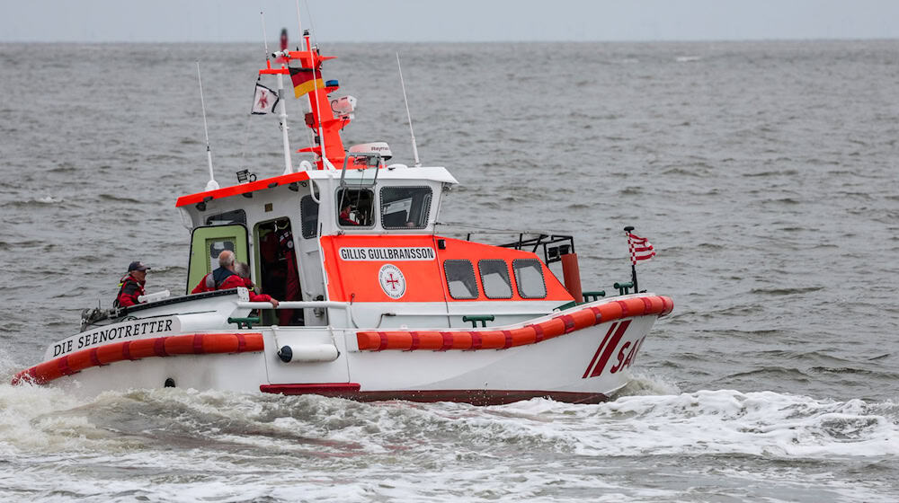 Im Rahmen der Amtshilfe haben Seenotretter mitten im Wintersturm einen kranken Patienten von Spiekeroog an Land gebracht. (Symbolbild)  / Foto: Focke Strangmann/dpa