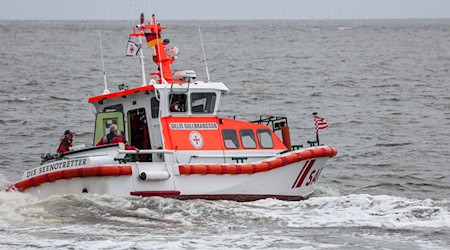 Im Rahmen der Amtshilfe haben Seenotretter mitten im Wintersturm einen kranken Patienten von Spiekeroog an Land gebracht. (Symbolbild)  / Foto: Focke Strangmann/dpa