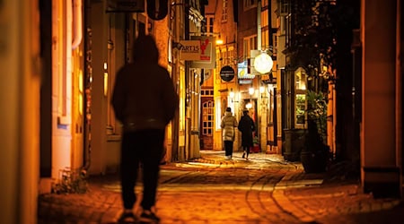 Viele Menschen fühlen sich nachts allein unsicher - das gilt vor allem für Frauen. (Symbolfoto) / Foto: Sina Schuldt/dpa
