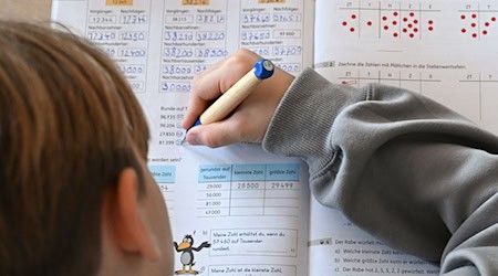 Ein Viertklässler arbeitet in seinem Matheheft. (Symbolbild) / Foto: Bernd Weißbrod/dpa