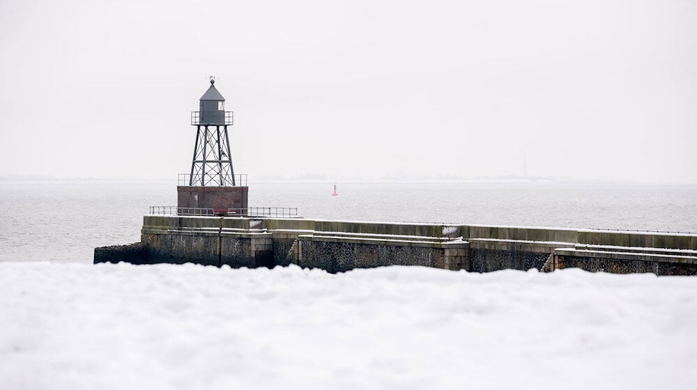 Entlang der Nordseeküste misst der Deutsche Wetterdienst aktuell eine etwa 10 Zentimeter dicke Schneedecke. (Archivbild) / Foto: Hauke-Christian Dittrich/dpa