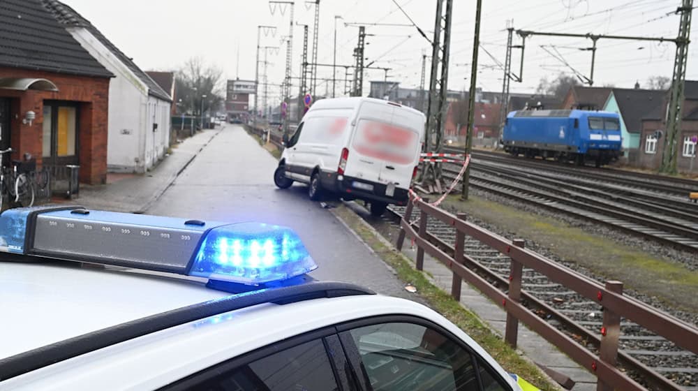 Bei vereisten Straßen wurde für viele Autofahrer in Niedersachsen das Lenken zur Glücksache. / Foto: Lars Penning/dpa