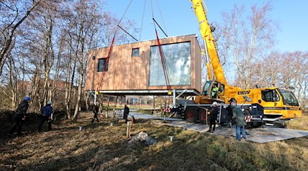 Die Tiny Houses wurden auf dem Festland vorgefertigt. / Foto: Christian Butt/dpa
