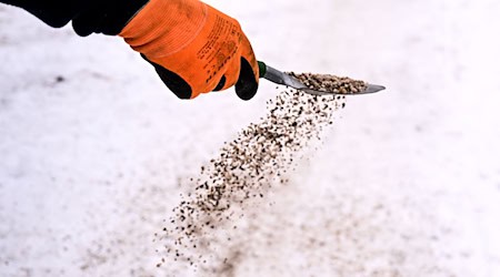 Die Stadt Achim stellt Streugut kostenlos zur Verfügung. (Symbolbild) / Foto: Britta Pedersen/dpa