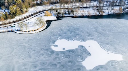 Erst bei einer Eisschicht von mindestens 13 Zentimetern ist der Maschsee ausreichend tragfähig.  / Foto: Julian Stratenschulte/dpa