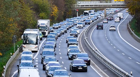 Rund um Hannover kommt es bei besucherreichen Messen immer wieder zu Staus und Verkehrschaos. Doch auch der Alltag der Pendler ist staureich. (Symbolbild) / Foto: Julian Stratenschulte/dpa