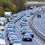 Rund um Hannover kommt es bei besucherreichen Messen immer wieder zu Staus und Verkehrschaos. Doch auch der Alltag der Pendler ist staureich. (Symbolbild) / Foto: Julian Stratenschulte/dpa