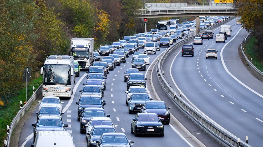 Rund um Hannover kommt es bei besucherreichen Messen immer wieder zu Staus und Verkehrschaos. Doch auch der Alltag der Pendler ist staureich. (Symbolbild) / Foto: Julian Stratenschulte/dpa