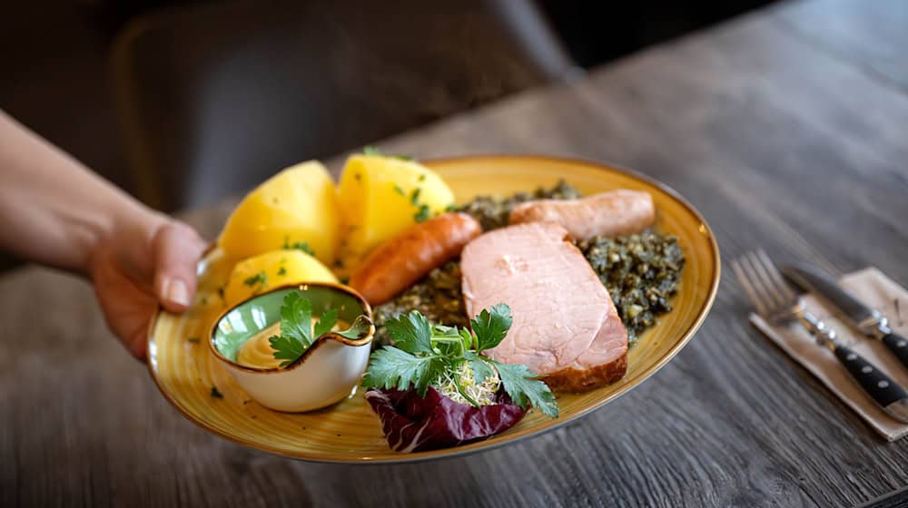 Restaurants in Norddeutschland profitieren von der gesenkten Umsatzsteuer auf Speisen. (Archivbild)  / Foto: Sina Schuldt/dpa