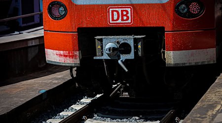 Starker Schneefall und Schneeverwehungen sorgen für Einschränkungen im Regionalverkehr der Deutschen Bahn. (Archivbild) / Foto: Moritz Frankenberg/dpa