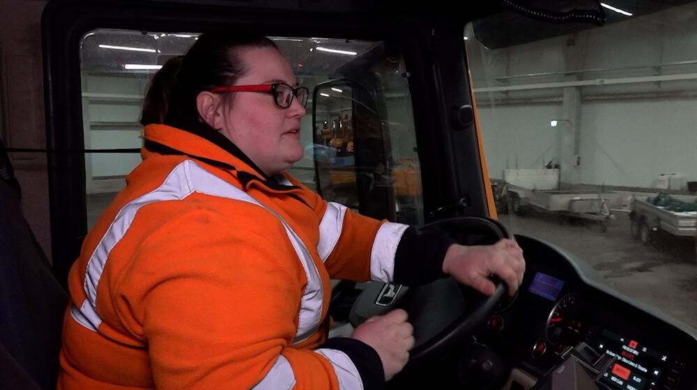 Alexandra Kurs-Weschke fährt in einer Halle mit einem Räumfahrzeug. / Foto: Benjamin Müller/dpa