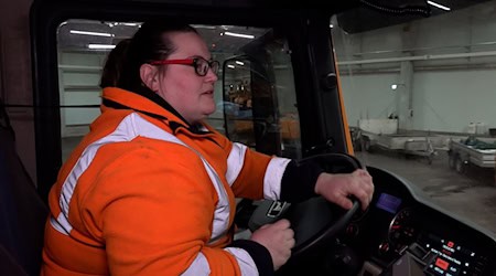 Alexandra Kurs-Weschke fährt in einer Halle mit einem Räumfahrzeug. / Foto: Benjamin Müller/dpa