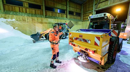 Der Streusalzanbieter Brüning kann weiter liefern - «mit gewissen Lieferzeiten». Nach Einschätzung des Unternehmens haben viele Kommunen sich auf einen durchschnittlichen Winter eingestellt. (Archivbild) / Foto: Philipp Schulze/dpa