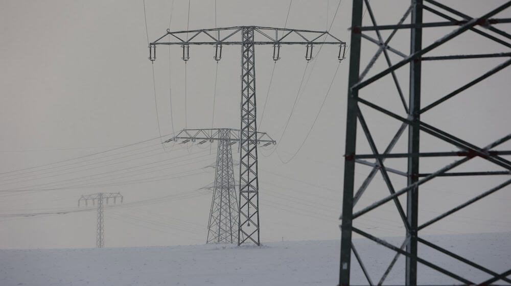 Stromleitungen von Avacon: Wegen des Wintersturms rüstet der Versorger die Bereitschaft auf. (Archivbild) / Foto: Matthias Bein/dpa