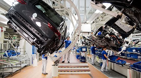 Golf-Produktion bei VW im Wolfsburg: AM Nachmittag stehe hier die Bänder still. (Archivbild) / Foto: Julian Stratenschulte/dpa