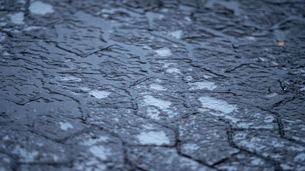 Blitzeis wird am Wochenende voraussichtlich nicht nur auf Gehwegen für spiegelglatte Böden sorgen. (Symbolbild) / Foto: Laszlo Pinter/dpa