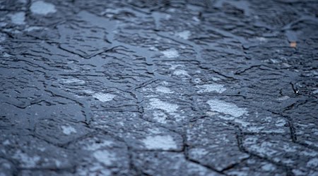 Blitzeis wird am Wochenende voraussichtlich nicht nur auf Gehwegen für spiegelglatte Böden sorgen. (Symbolbild) / Foto: Laszlo Pinter/dpa