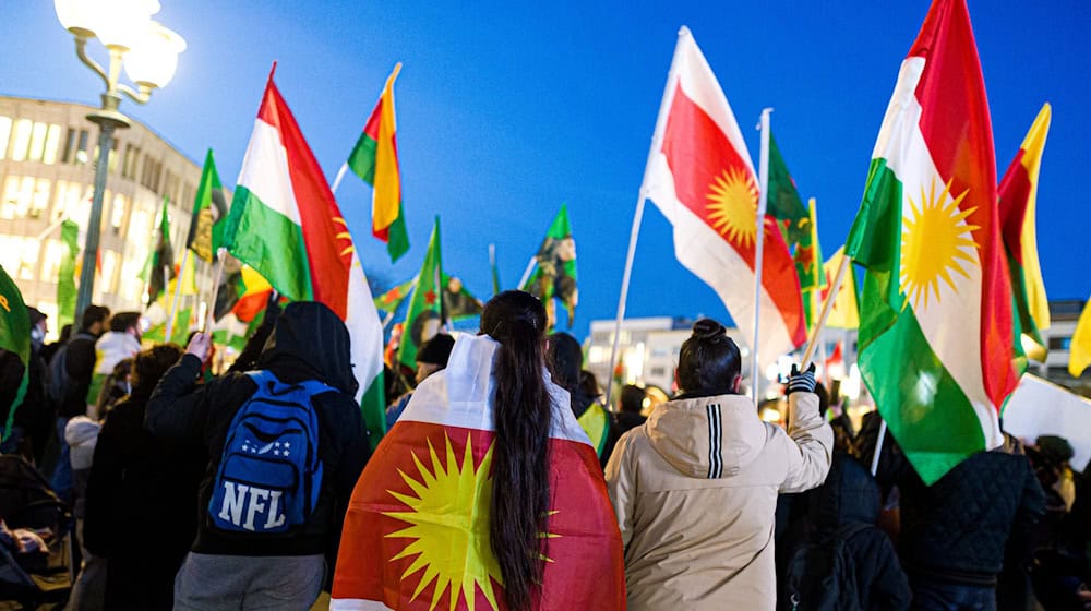 Tausende Menschen haben gegen die Angriffe auf Kurdinnen und Kurden in Nord- und Ostsyrien demonstriert. (Archivbild) / Foto: Moritz Frankenberg/dpa