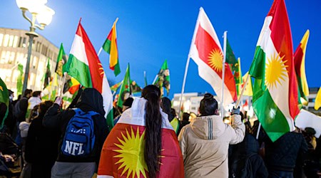 Tausende Menschen haben gegen die Angriffe auf Kurdinnen und Kurden in Nord- und Ostsyrien demonstriert. (Archivbild) / Foto: Moritz Frankenberg/dpa