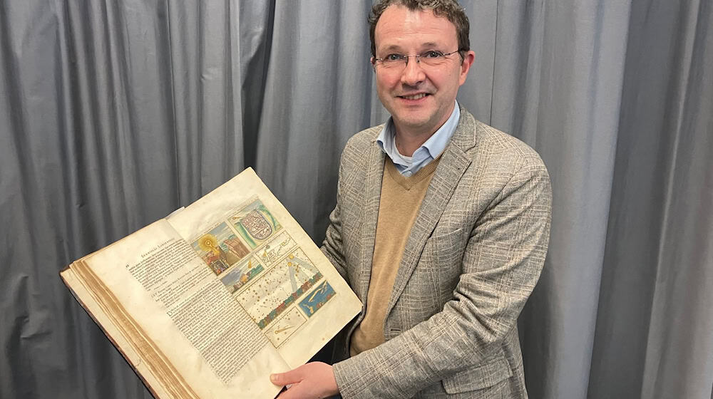 Die Sozinianer-Bewegung habe mit ihren Ideen und Schriften die Aufklärung in Europa mit vorbereitet, sagt der Leiter der Emder Johannes a Lasco Bibliothek, Kęstutis Daugirdas.  / Foto: Lennart Stock/dpa