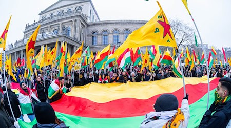 Tausende kamen am Samstag zu einer pro-kurdischen Demonstration in Hannover. / Foto: Michael Matthey/dpa