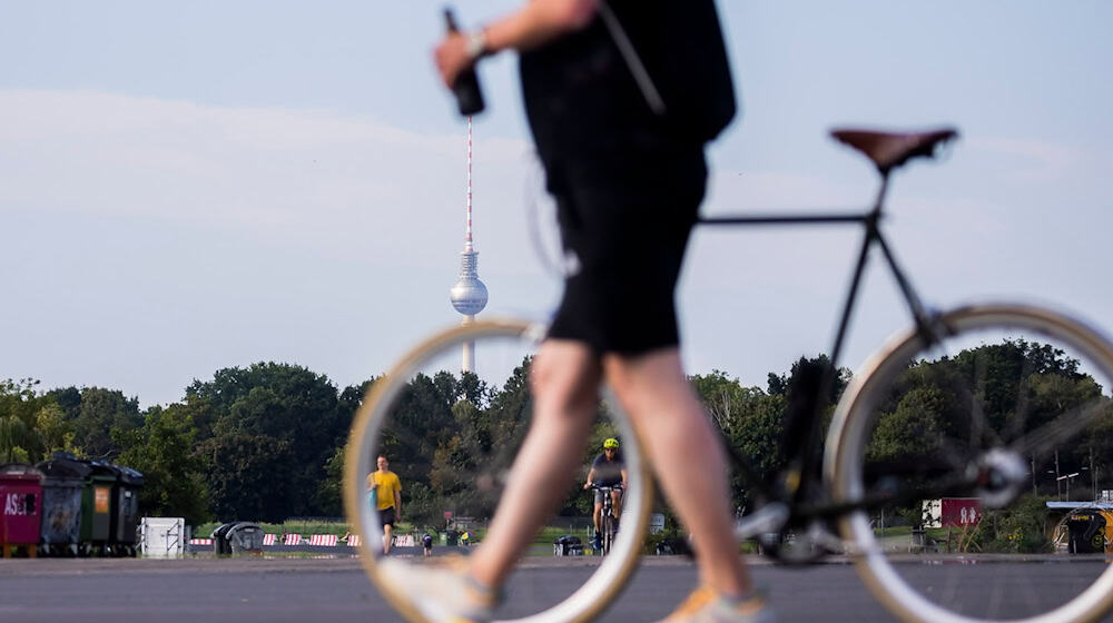 Auch auf dem Fahrrad ist Alkohol gefährlich. (Symbolbild)  / Foto: Christoph Soeder/dpa