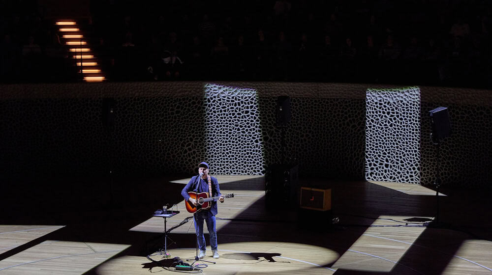 In der Elbphilharmonie wurde Thees Uhlmann von seinen Fans auf einer Reise durch seine Musikkarriere begleiten.  / Foto: Georg Wendt/dpa